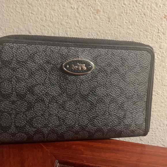 Coach bundle of 2 wallets and mini bag - Picture 4 of 14